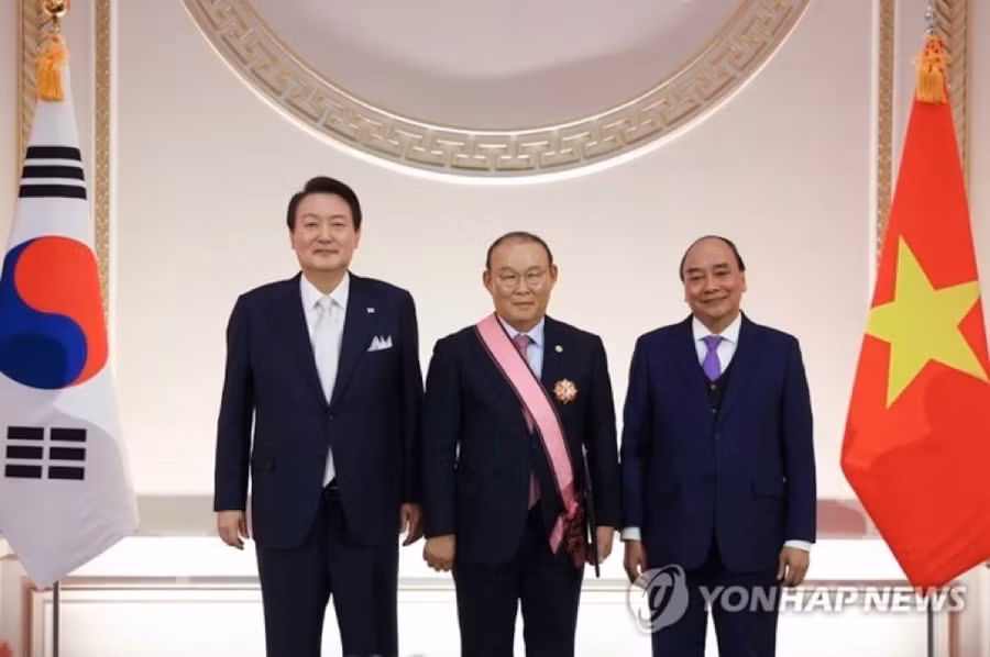 Huấn luyện viên Park Hang-seo được trao Huân chương Vì sự nghiệp Ngoại giao Hàn Quốc. Huấn luyện viên Park Hang-seo được trao Huân chương Vì sự nghiệp Ngoại giao Hàn Quốc.