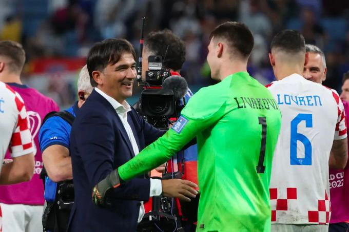 Huấn luyện viên Zlatko Dalic tươi cười với thủ môn Croatia sau trận thắng Nhật Bản trên chấm luân lưu. Huấn luyện viên Zlatko Dalic tươi cười với thủ môn Croatia sau trận thắng Nhật Bản trên chấm luân lưu.