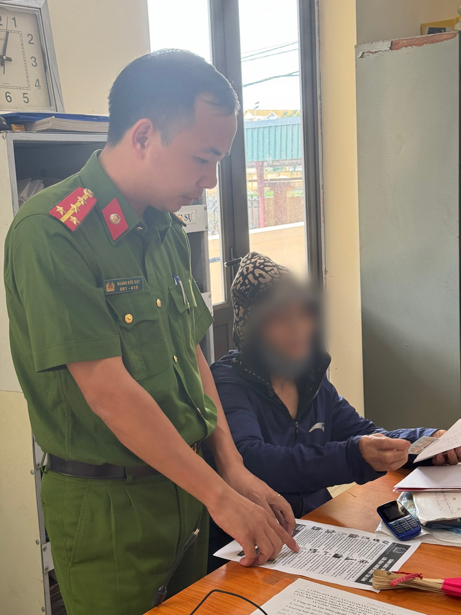Bà K.T.L. được cán bộ Công an xã Tản Hồng (huyện Ba Vì) tuyên truyền các thủ đoạn lừa đảo của đối tượng giả danh công an. Bà K.T.L. được cán bộ Công an xã Tản Hồng (huyện Ba Vì) tuyên truyền các thủ đoạn lừa đảo của đối tượng giả danh công an.