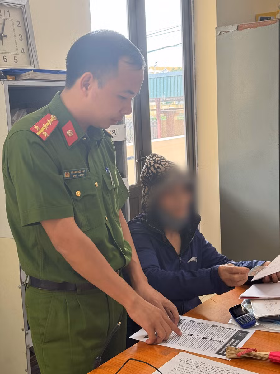 Bà K.T.L. được cán bộ Công an xã Tản Hồng (huyện Ba Vì) tuyên truyền các thủ đoạn lừa đảo của đối tượng giả danh công an.