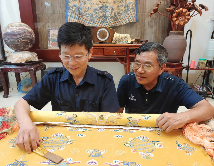 Các nghệ nhân làng thêu Đông Cứu luôn cố gắng bảo tồn các nét đặc trưng nhất của nghề thêu long bào. Các nghệ nhân làng thêu Đông Cứu luôn cố gắng bảo tồn các nét đặc trưng nhất của nghề thêu long bào.