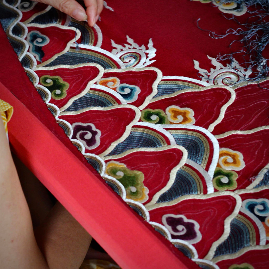 Đặc trưng của kỹ thuật thêu Đông Cứu là nhồi đặc chỉ, vừa thêu xoắn vừa bắt nét quanh kim tuyến. Đặc trưng của kỹ thuật thêu Đông Cứu là nhồi đặc chỉ, vừa thêu xoắn vừa bắt nét quanh kim tuyến.