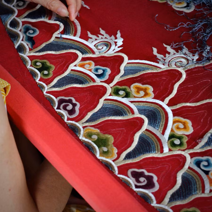 Đặc trưng của kỹ thuật thêu Đông Cứu là nhồi đặc chỉ, vừa thêu xoắn vừa bắt nét quanh kim tuyến.