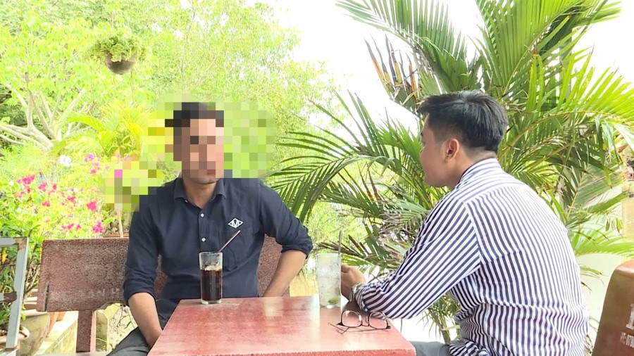 Một nhân vật trò chuyện với phóng viên chuyện bị lừa đảo đi xuất khẩu lao động. Một nhân vật trò chuyện với phóng viên chuyện bị lừa đảo đi xuất khẩu lao động.