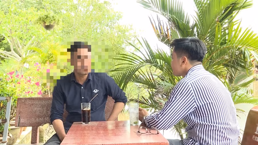 Một nhân vật trò chuyện với phóng viên chuyện bị lừa đảo đi xuất khẩu lao động.