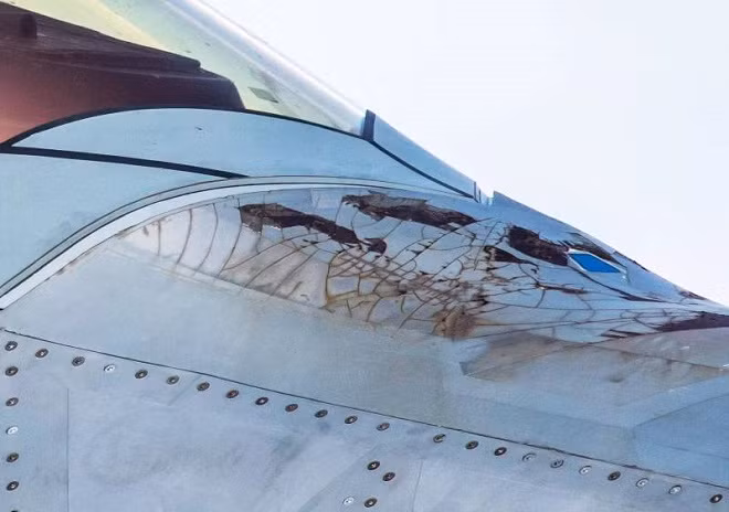 Cận cảnh vết nứt ở phần đầu chiến đấu cơ F-22 của Mỹ.