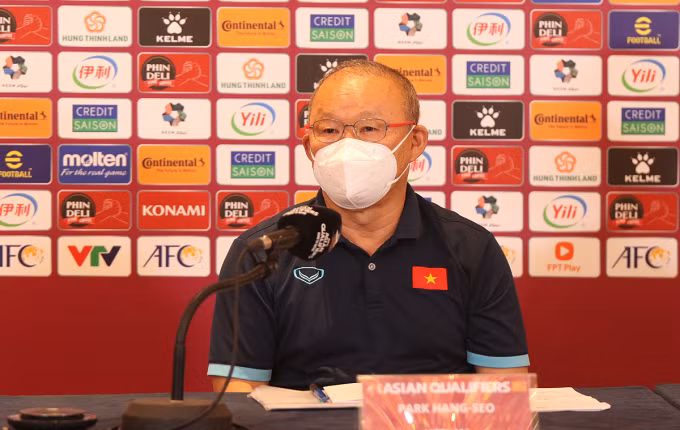 Thầy Park phát biểu sau trận thua Saudi Arbia tối 16/11.