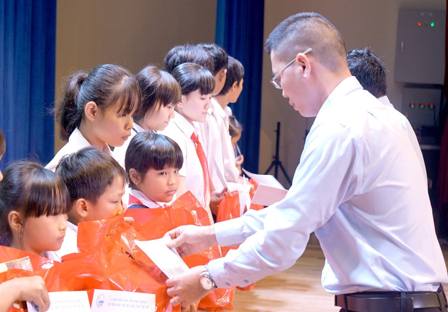 Đại diện Tập đoàn Tân Hiệp Phát trao bảng tượng trưng 1000 phần quà cho Quỹ Bảo trợ trẻ em tỉnh Bình Dương.