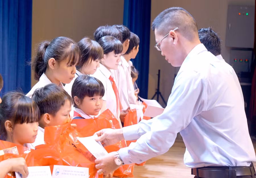 Đại diện Tập đoàn Tân Hiệp Phát trao bảng tượng trưng 1000 phần quà cho Quỹ Bảo trợ trẻ em tỉnh Bình Dương. Đại diện Tập đoàn Tân Hiệp Phát trao bảng tượng trưng 1000 phần quà cho Quỹ Bảo trợ trẻ em tỉnh Bình Dương.