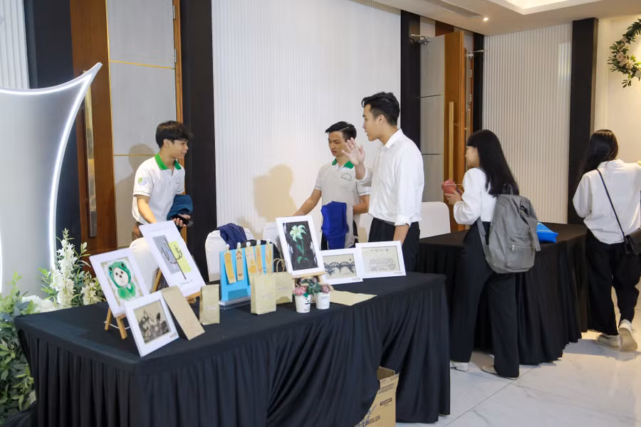 Các sản phẩm của dự án tại vòng chung kết cuộc thi Sáng kiến giảm thiểu rác thải nhựa – Huế 2023.