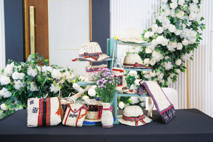 Các sản phẩm tái chế làm từ vỏ mì tôm trưng bày tại vòng chung kết của cuộc thi. Các sản phẩm tái chế làm từ vỏ mì tôm trưng bày tại vòng chung kết của cuộc thi.