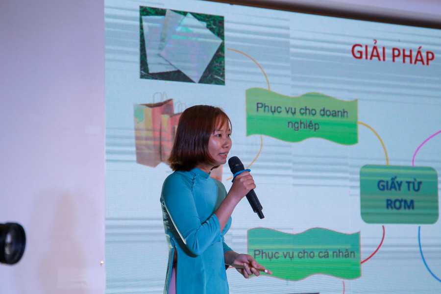 Sáng kiến "Chuyến đi của rơm" của tác giả Dương Thị Nhung đưa ra nhằm giảm thiểu tình trạng đốt rơm sau khi thu hoạch lúa. Sáng kiến "Chuyến đi của rơm" của tác giả Dương Thị Nhung đưa ra nhằm giảm thiểu tình trạng đốt rơm sau khi thu hoạch lúa.