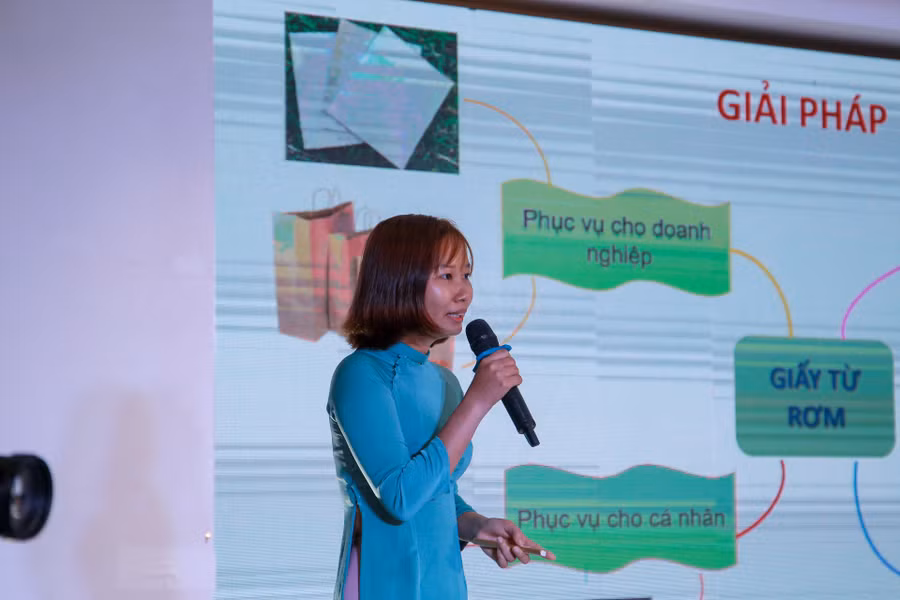 Sáng kiến "Chuyến đi của rơm" của tác giả Dương Thị Nhung đưa ra nhằm giảm thiểu tình trạng đốt rơm sau khi thu hoạch lúa.