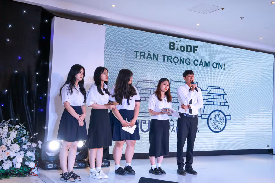 Dự án "Nghiên cứu, sản xuất túi/màn phân hủy sinh học từ nguyên liệu thiên nhiên" của nhóm học sinh trường THPT Chuyên Khoa học, ĐH Khoa học Huế tại cuộc thi.