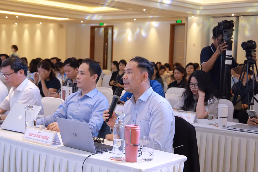 Ban Giám khảo trao đổi, nhận xét, đánh giá các dự án của thí sinh tại vòng chung kết cuộc thi Sáng kiến giảm thiểu rác thải nhựa - Huế 2023. (Ảnh: Hoàng Hải).