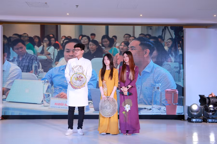 Dự án "Mì tôm xanh" của giáo viên Vũ Thị Thảo – Trường THPT Vinschool Times City (Hà Nội) được Ban Giám khảo đánh giá cao về tính ứng dụng thực tiễn. Theo đó, dự án sẽ tiến hành gom vỏ mì từ cộng đồng, xử lý và làm sạch, tạo sợi đan bằng vỏ mì và thiết kế và đan thành các sản phẩm.