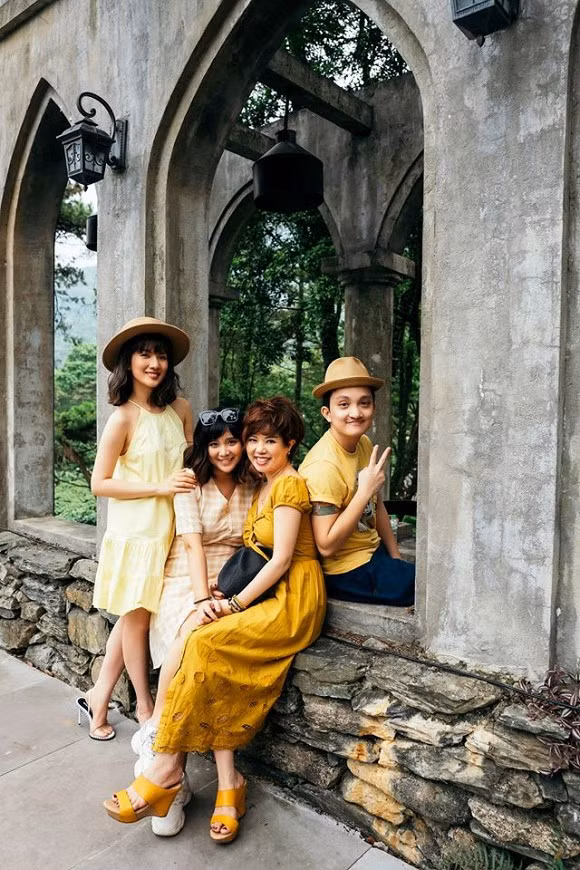 Huyền Trang chỉ đăng ảnh bên mẹ và các em. 