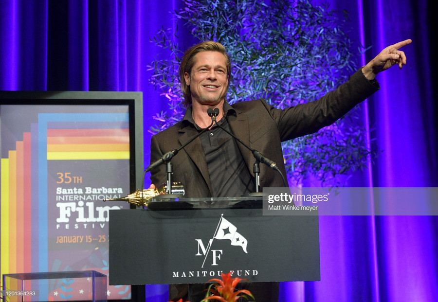 Ngôi sao điện ảnh cho hay anh đang sống rất vui vẻ, thoải mái. Pitt nói trên E! News: "Tôi không sử dụng mạng xã hội. Tôi không cần phải tạo một tài khoản Instagram riêng để được mọi người yêu thích. Cuộc sống hiện tại của tôi rất ổn". Theo Pitt, anh đặt công việc trên hết ở thời điểm này, và sẽ chăm chỉ làm nghệ thuật hết mình. Cuoc song Brad Pitt sau 4 nam chia tay Angelina Jolie hinh anh 9 gettyimages_1201364283_2048x2048.jpg