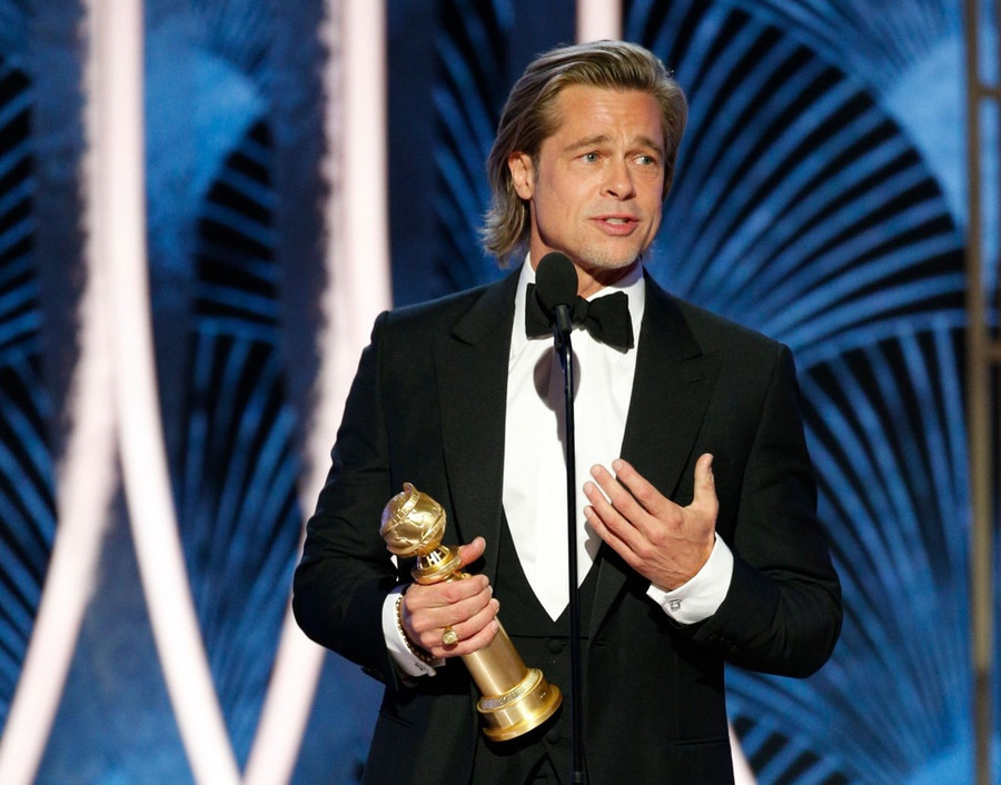 Tại lễ trao giải Quả cầu vàng lần thứ 77, Brad Pitt được xướng tên chủ nhân giải Nam diễn viên phụ xuất sắc cho phim do Quentin Tarantino đạo diễn. "Tôi cảm ơn tới Quentin Tarantino, Leonardo DiCaprio. Tôi sẽ không thể nhận giải thưởng này nếu không có sự giúp đỡ của anh", tài tử chia sẻ. Pitt đồng thời phát biểu rằng anh sẽ "chia tấm bè" cho DiCaprio - một lời trêu gợi nhắc vai diễn Jack trong Titanic của đồng nghiệp. Cuoc song Brad Pitt sau 4 nam chia tay Angelina Jolie hinh anh 5 gettyimages_1191981424_2048x2048_2_.jpg