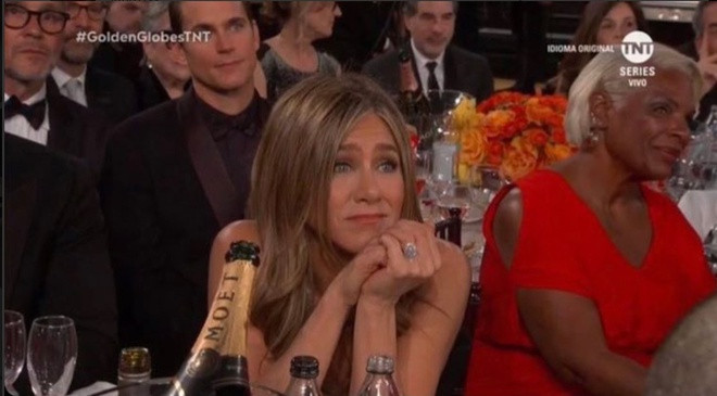 Khi ấy, phía dưới sân khấu, vợ cũ Pitt - Jennifer Aniston - đã nhìn nam diễn viên đắm đuối. Thực tế rằng họ đã vui vẻ trở lại với tư cách là những người bạn, từ sau khi Pitt ly hôn Jolie. Hồi tháng 2 năm ngoái, anh đã âm nhầm đến dự sinh nhật vợ cũ. Lúc chia sẻ với truyền thông mới đây, Pitt cũng hào hứng khen Aniston là một người bạn tốt. Cuoc song Brad Pitt sau 4 nam chia tay Angelina Jolie hinh anh 6 Jennifer_Aniston_1.jpg