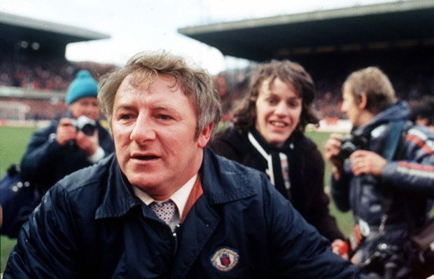Tommy Docherty: Dẫn dắt Man Utd từ 1972-1977, thắng 107 trong tổng số 228 trận, đạt tỷ lệ 46,9%. Thành tích cao nhất của ông là giúp đội chủ sân Old Trafford vô địch FA Cúp năm 1977.
