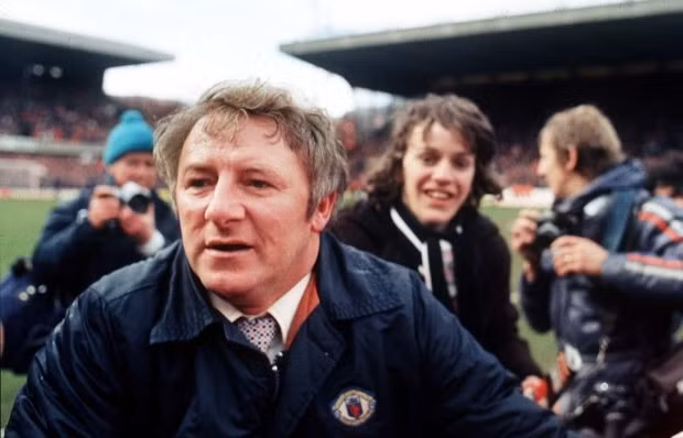 Tommy Docherty: Dẫn dắt Man Utd từ 1972-1977, thắng 107 trong tổng số 228 trận, đạt tỷ lệ 46,9%. Thành tích cao nhất của ông là giúp đội chủ sân Old Trafford vô địch FA Cúp năm 1977.