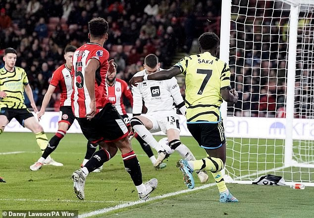 Hậu vệ Jayden Bogle phản lưới nhà giúp Arsenal dẫn trước 2-0 chỉ sau 13 phút.