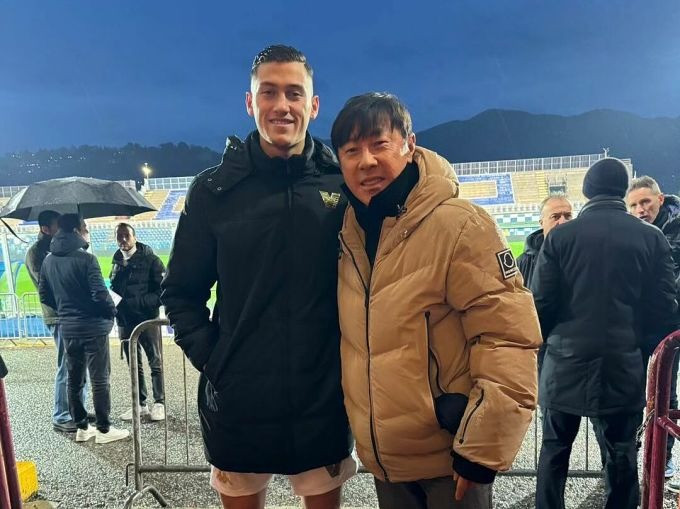 HLV Shin Tae-yong (phải) xác nhận sẽ triệu tập trung vệ Jay Idzes đang thi đấu tại Serie B đấu với tuyển Việt Nam trong tháng 3. HLV Shin Tae-yong (phải) xác nhận sẽ triệu tập trung vệ Jay Idzes đang thi đấu tại Serie B đấu với tuyển Việt Nam trong tháng 3.