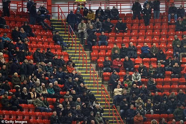 Nhiều người hâm mộ Sheffield United đã quyết định về sớm sau khi chứng kiến đội bóng của họ dễ dàng thủng lưới.