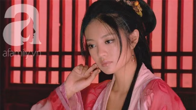 Kỹ nữ đẹp nức tiếng thời Tống, đàn ông đều quỳ gối dưới chân, Hoàng đế yêu điên dại phải đào đường hầm từ cung điện đến lầu xanh để gặp - Ảnh 2.