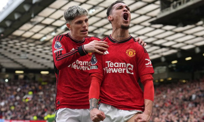 Antony (phải) mừng bàn mở tỷ số cho Man Utd trước Burnley trên sân Old Trafford ở vòng 35 Ngoại hạng Anh.