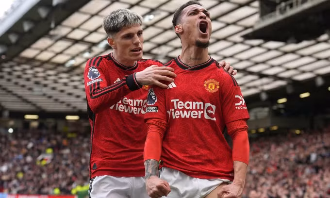 Antony (phải) mừng bàn mở tỷ số cho Man Utd trước Burnley trên sân Old Trafford ở vòng 35 Ngoại hạng Anh.