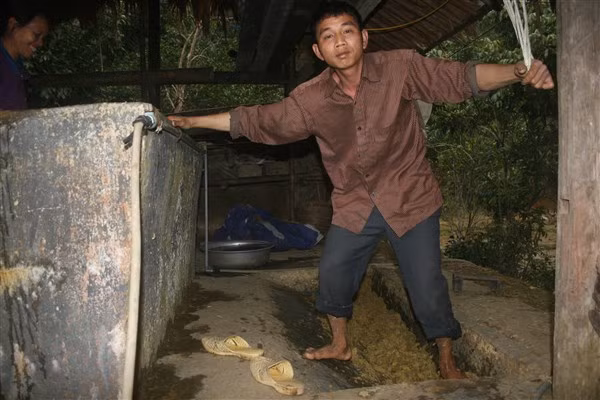 Anh Dương Tiến Son nhồi vò vầu thành bột để làm giấy.