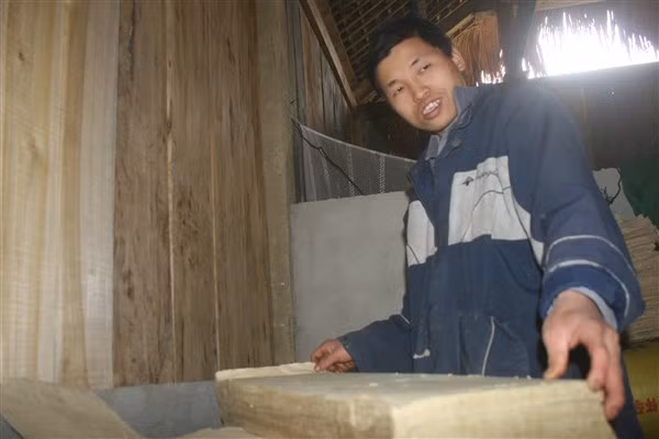 Bí quyết làm giấy bản của người Dao chỉ được truyền cho con trai hoặc cháu đích tôn.