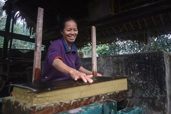 Nghề làm giấy bản truyền thống của người Dao ở Thanh Sơn đã có hàng trăm năm.