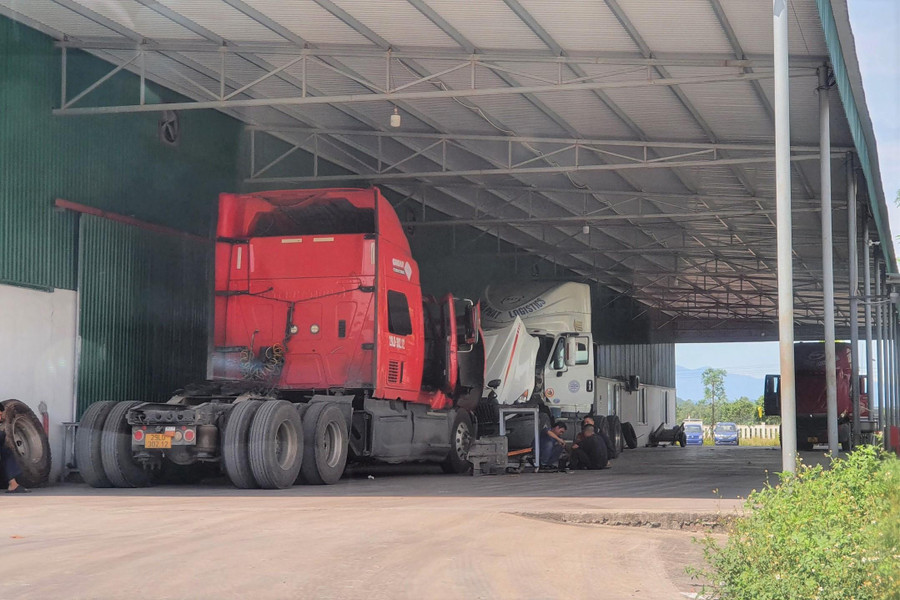 Thay vì hoạt động kiểm định, Nhà xưởng kiểm định số 2 của Trung tâm đăng kiểm xe cơ giới Hồng Lĩnh trở thành Gara sửa chữa các loại ô tô tải trọng lớn, đầu kéo... Thay vì hoạt động kiểm định, Nhà xưởng kiểm định số 2 của Trung tâm đăng kiểm xe cơ giới Hồng Lĩnh trở thành Gara sửa chữa các loại ô tô tải trọng lớn, đầu kéo...