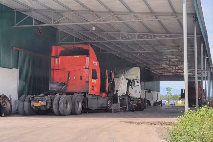 Thay vì hoạt động kiểm định, Nhà xưởng kiểm định số 2 của Trung tâm đăng kiểm xe cơ giới Hồng Lĩnh trở thành Gara sửa chữa các loại ô tô tải trọng lớn, đầu kéo...