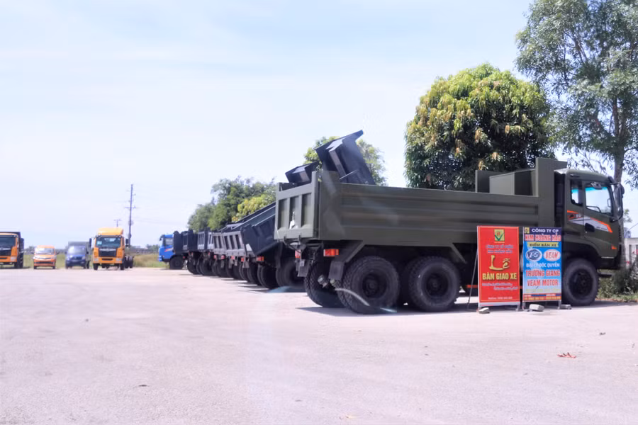 Trung tâm đăng kiểm xe cơ giới Hồng Lĩnh cho thuê mặt bằng trưng bày nhiều loại xe cơ giới trong khuôn viên.