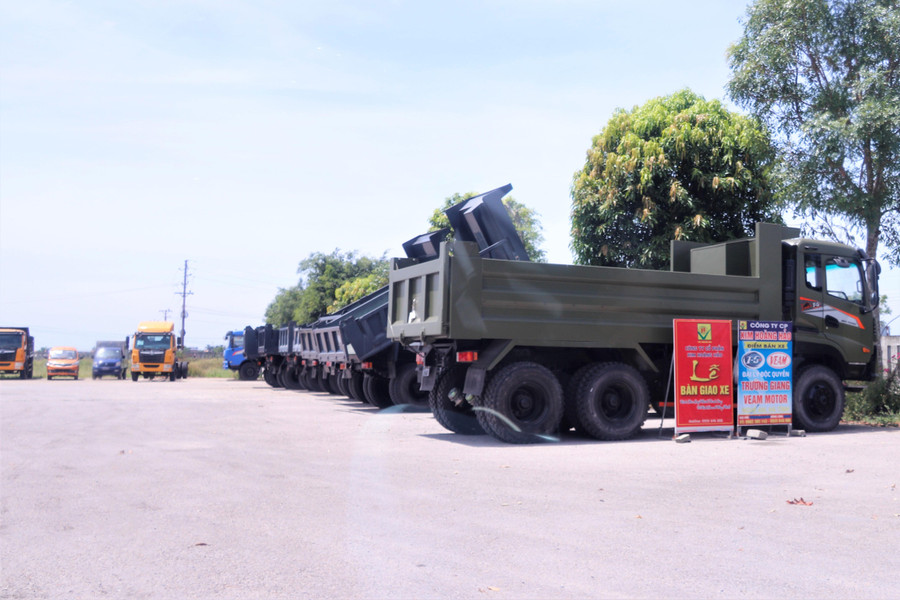 Khuôn viên Trung tâm đăng kiểm Hồng Lĩnh cho doanh nghiệp thuê trưng bày hàng chục xe tải. Khuôn viên Trung tâm đăng kiểm Hồng Lĩnh cho doanh nghiệp thuê trưng bày hàng chục xe tải.