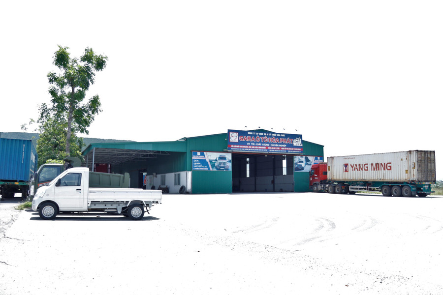 Hạng mục Nhà kiểm định số 2 với diện tích hơn 1.600m2 của Trung tâm đăng kiểm xe cơ giới Hồng Lĩnh đã cho đơn vị khác thuê kinh doanh. Hạng mục Nhà kiểm định số 2 với diện tích hơn 1.600m2 của Trung tâm đăng kiểm xe cơ giới Hồng Lĩnh đã cho đơn vị khác thuê kinh doanh.