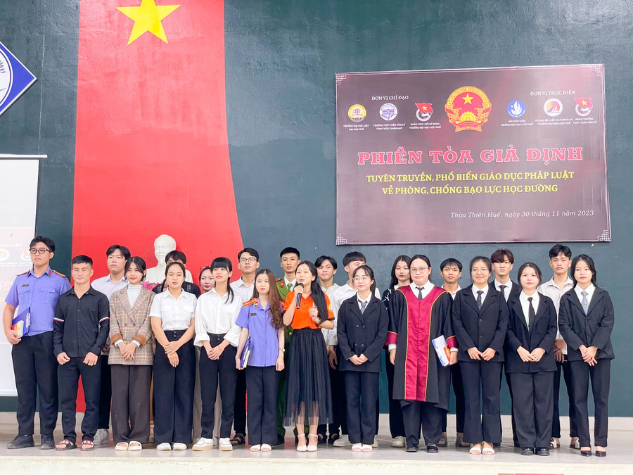 Phiên tòa giả định góp phần giáo dục đạo đức, lối sống văn hóa, ngăn chặn nạn bạo lực học đường và nâng cao thêm những kỹ năng cho sinh viên Luật. Phiên tòa giả định góp phần giáo dục đạo đức, lối sống văn hóa, ngăn chặn nạn bạo lực học đường và nâng cao thêm những kỹ năng cho sinh viên Luật.