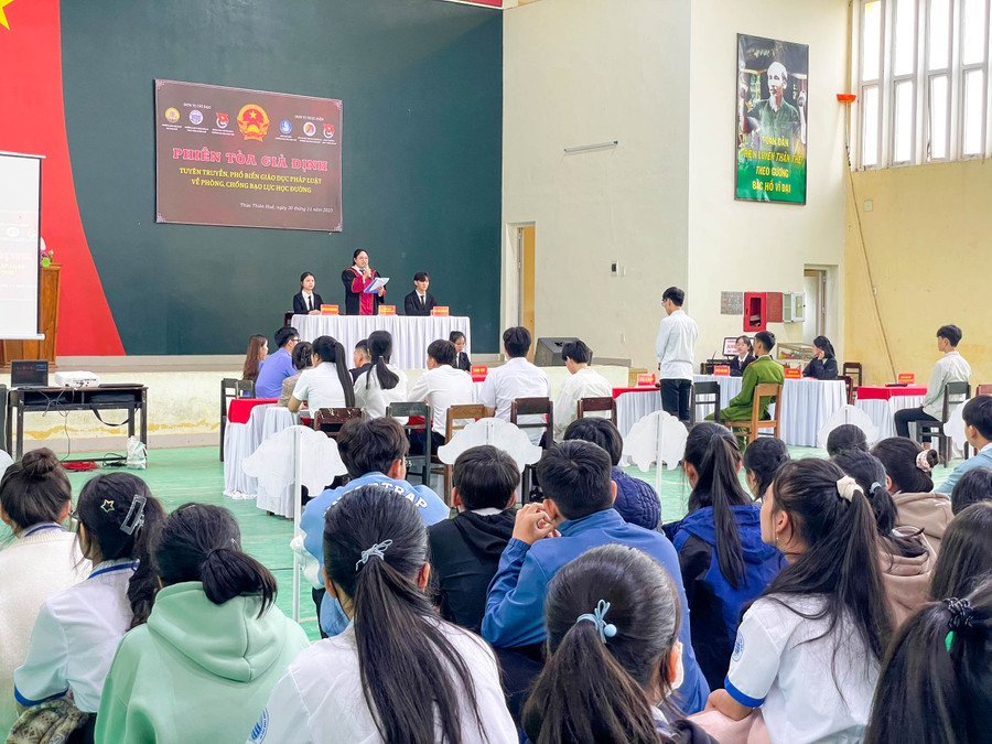 Phiên tòa được lấy từ tình huống có thật và đã được CLB Luật gia tương lai chuẩn bị chu đáo để tuyên truyền cho học sinh. Phiên tòa được lấy từ tình huống có thật và đã được CLB Luật gia tương lai chuẩn bị chu đáo để tuyên truyền cho học sinh.