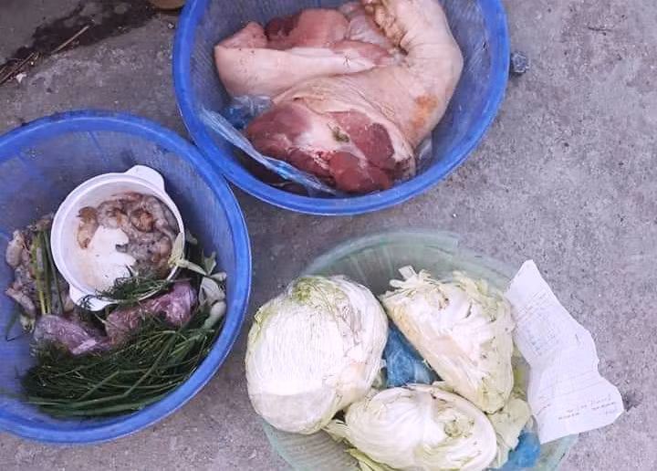 Thực phẩm nghi "bẩn" mà phụ huynh đã đem ra khỏi trường và quay clip tung lên mạng xã hội