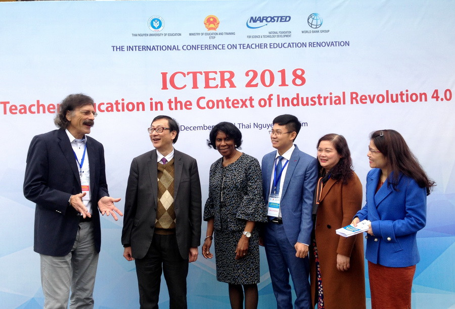 Các đại biểu trao đổi bên lề hội thảo Các đại biểu trao đổi bên lề hội thảo