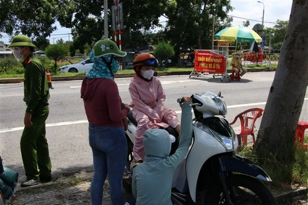 Nhiều HS theo ba mẹ di chuyển đến chốt kiểm dịch giáp ranh Đà Nẵng – Quảng Nam nhưng không đủ điều kiện qua chốt do thiếu giấy tờ.