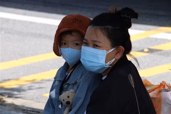 Mẹ con chị Thư chờ đợi ở chốt kiểm soát Hòa Phước để đưa 2 con về Quảng Nam đi học