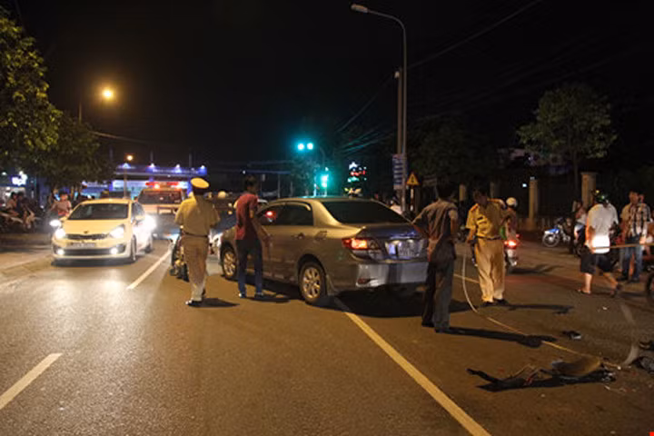 Một cán bộ nghi say rượu lái xe gây tai nạn liên hoàn
