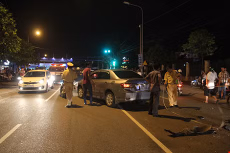 Mot can bo nghi say ruou lai xe gay tai nan lien hoan - Anh 1