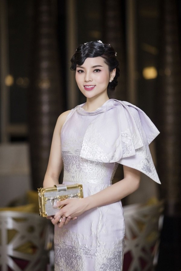 Nhan sắc Hoa hậu kỳ Duyên thay đổi “một trời một vực” kể từ khi đăng quang ảnh 6 nhin lai hinh cu cua ky duyen moi thay, nhan sac nang hau nam 2019 thay doi nhieu qua! - 8