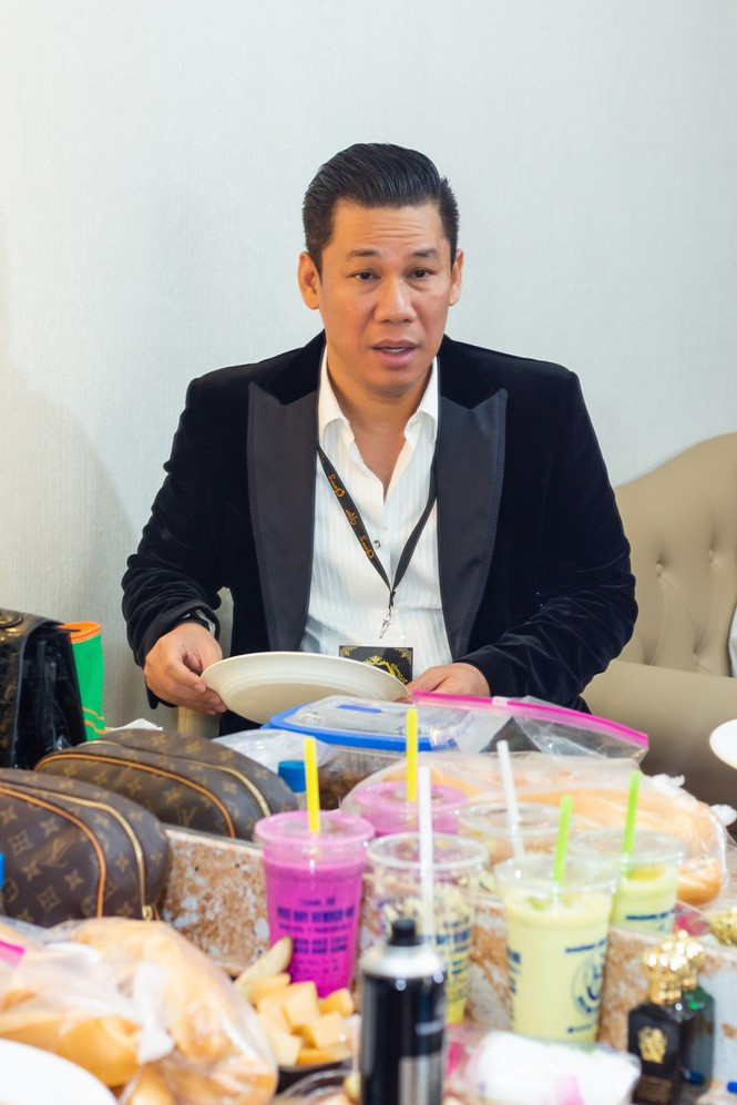 Ca sĩ Lệ Quyên cùng mẹ “lên đồng” trên sân khấu gây xúc động ảnh 5 Ca sĩ Lệ Quyên lên đồng cùng mẹ tại liveshow triệu đô - ảnh 5